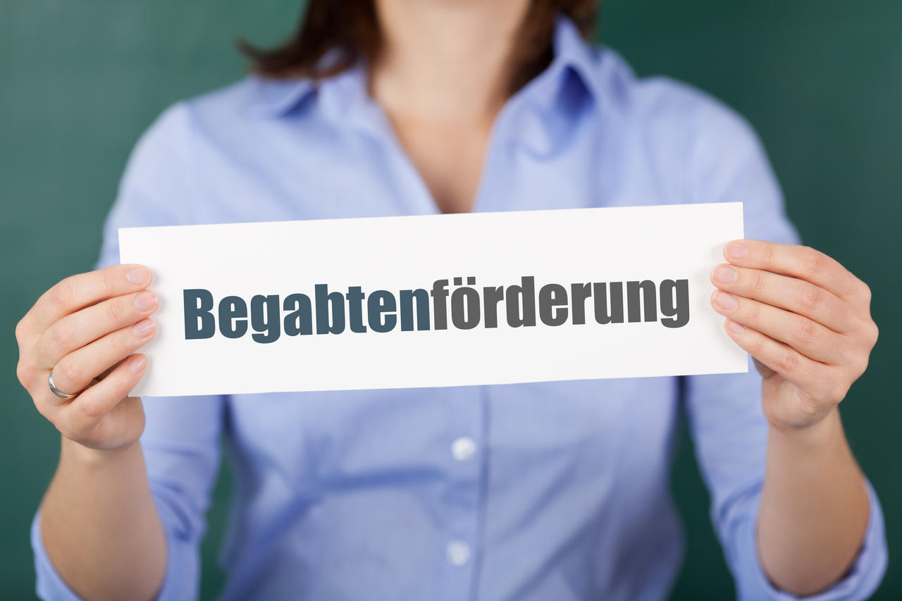 Schild mit dem Schriftzug Begabtenförderung