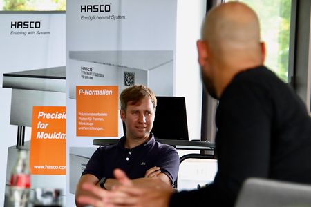 Speed-Dating bei der Firma HASCO in Lüdenscheid: Der Personalleiter spricht mit einem Bewerber.