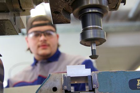 Ein Auszubildender arbeitet in der SIHK Akademie an einer Drehmaschine.