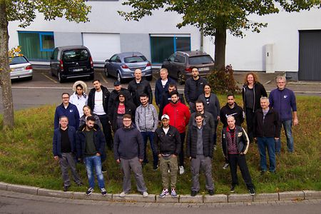 Eine Gruppe Umschüler steht zum Gruppenfoto vor der Bildungsstätte der SIHK Akademie in Lüdenscheid.