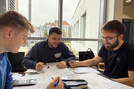 Drei Azubis in der SIHK Akademie lernen f&uuml;r ihre Pr&uuml;fung