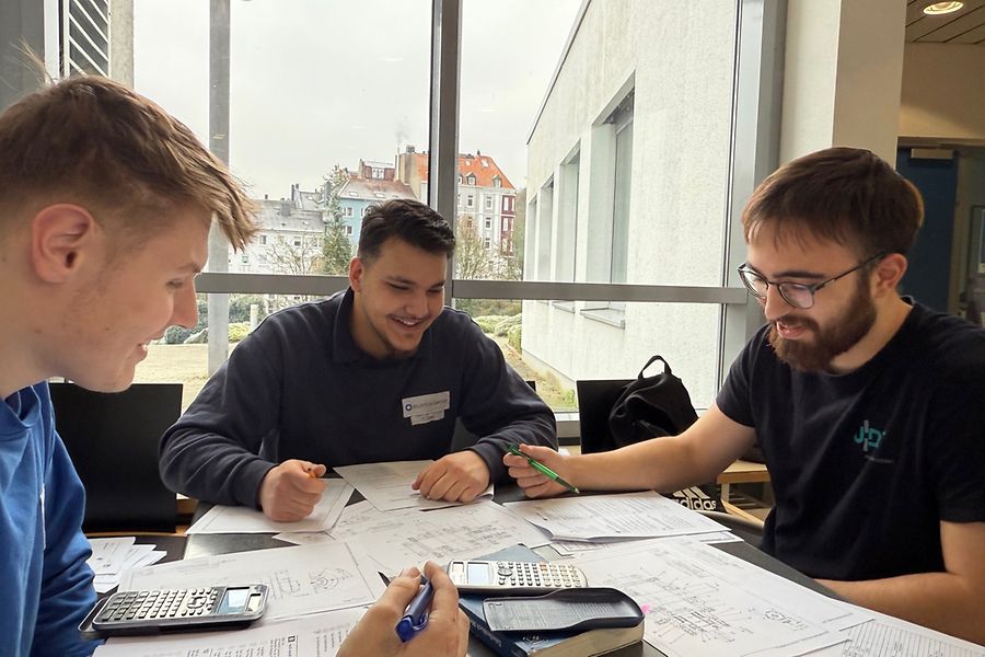 Drei Azubis in der SIHK Akademie lernen für ihre Prüfung